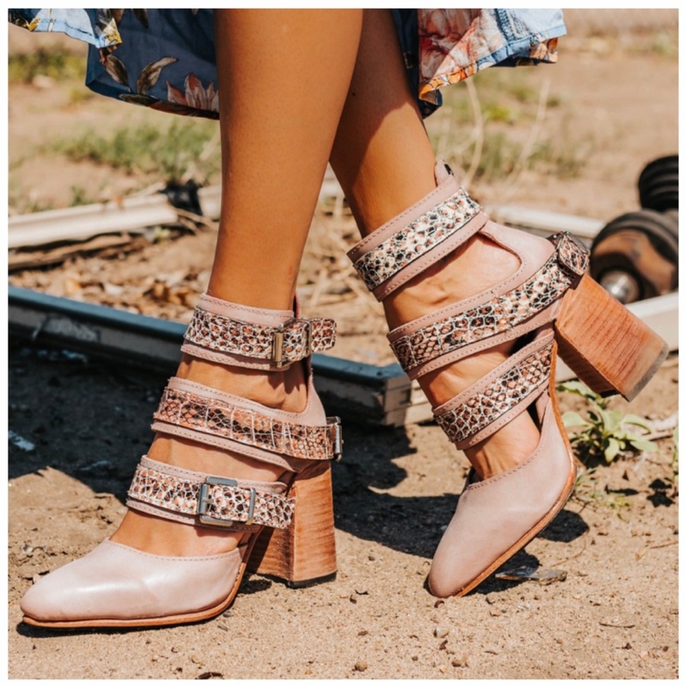 Free Birds Jaclynn in Blush color. Worn ONCE. Box and Dust Bag.